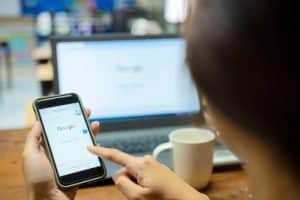 Foto di donna che utilizza google my business